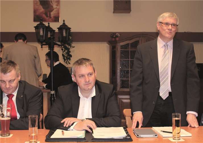 Der Bürgermeisterkandidat Jörg Tecquert (re.) stellt seine Ziele vor.