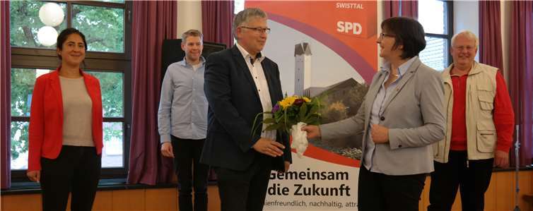 Der Bürgermeisterkanidaten Dr. Christian Böse (Mitte) nahm die Gratulationen von Gisela Hein, dahinter v.l. Sara Zorlu, Tobias Leuning und Joachim Euler entgegen. Foto: privat