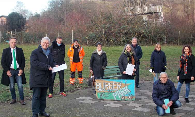 Der Bürgerpark Unkel steht ab 1.1.2021 unter der Regie des Vereins Gemeinsam für Vielfalt (GfV) Stadtbürgermeister Gerhard Hausen begrüßte bei der Vertragsunterzeichnung vor Ort neben der Vorstandsvorsitzenden Anja Rihm (5. von rechts) auch (von rechts) Vanessa Buslei (GfV), den 1. Stadtbeigeordneten Wolfgang Plöger, Sibylle Meyer (GfV), Verbandsbürgermeister Karsten Fehr, Astrid Krist (GfV), Bauhofleiter Frank Jax, den Stadtbeigeordneten Markus Winkelbach und den Leiter des Kulturstadt-Büros Thomas Herschbach. Foto: H. J. Seidel