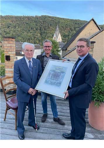 Der Bürgerpreis, ein vom Künstler Uwe Langnickel handkolorierter Druck des Heimathauses, wurde feierlich an Herrn Krämer übergeben.  Foto: privat