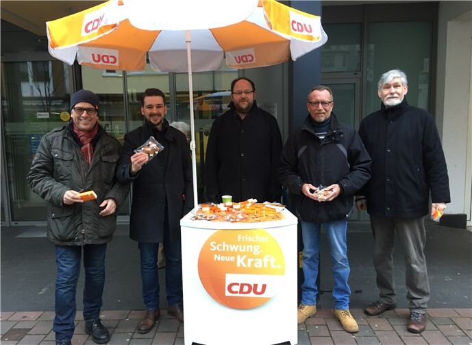 Der Bürgertreff war durch viele Gespräche eine gelungene Aktion. Süße Leckereien und Glühwein sorgten dabei für eine kulinarische Grundlage.