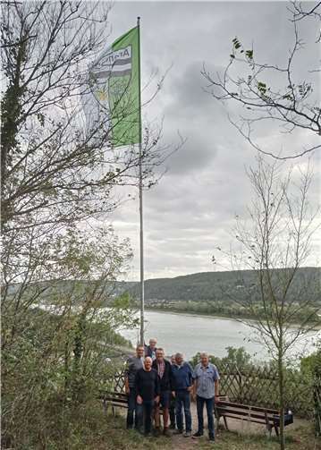 Der Bürgerverein Ariendorf grüßt mit seiner Fahne Reisende. Foto: privat