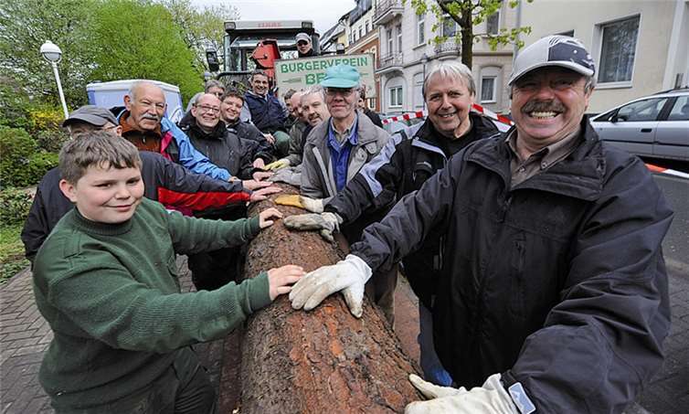Der Bürgerverein Beul kümmerte sich um Abholung und Aufstellen des Maibaums.FIX
