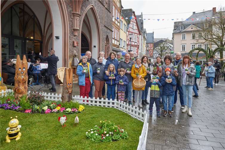 Frühling hält Einzug in der Schusterstadt Der Bürgerverein verteilt Frühblüher an die Gäste. Foto: Stadt Montabaur/Nitz Fotografie