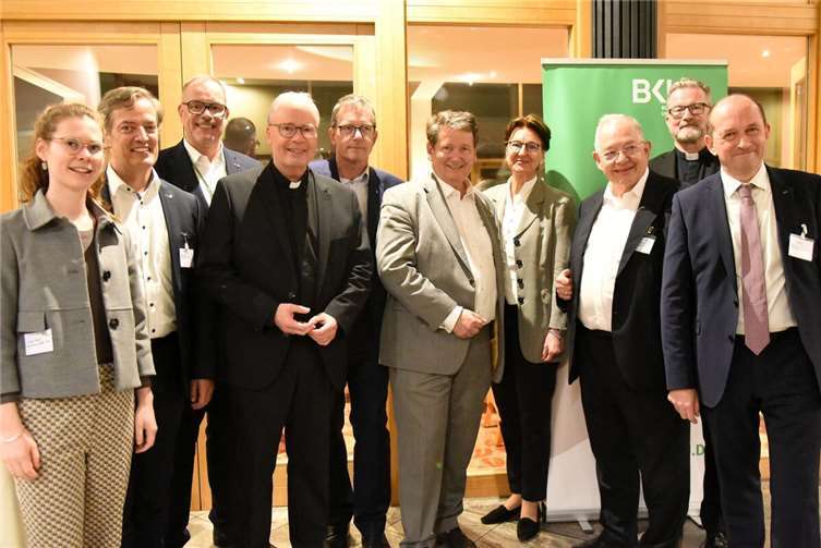 Der Bund Katholischer Unternehmer traf sich zu einer Tagung in Koblenz. Der Trierer Bischof Dr. Stephan Ackermann feierte mit den Teilnehmenden der Bundestagung einen Gottesdienst. Auf dem Foto ist der Bundesvorstand mit Bischof Ackermann von links zu sehen: Lioba Müller, Clemens Nebel, Andree Brüning, Bischof Stephan Ackermann, Dr. Martin Nebeling, Dr. Rüdiger von Stengel, Maria Fischer, Prof. Dr. Dr. h. c. Ulrich Hemel, Dr. Christian Stenz, Daniel Trutwin.  Foto: BKU/Norman Gebauer