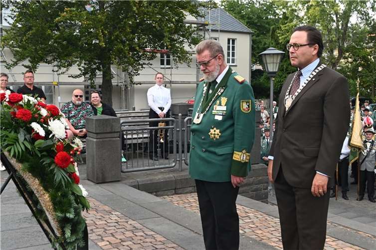 Der Bundesschützenmeister Emil Vogt (links) und der Hochmeister Emanuel Prinz Zu Salm-Salm bei der Kranzniederlegung.