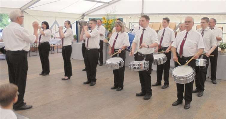 Der Bundesspielmannszug Vallendar im Festzelt Niederwerth.privat