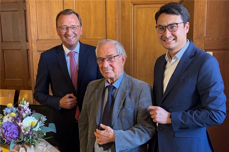 Der Bundestagsabgeordnete Josef Oster (links) und Landtagsabgeordnete Philip Rünz (rechts) gratulieren Vito Contento (Mitte) zur Verleihung des Bundesverdienstkreuzes am Bande.