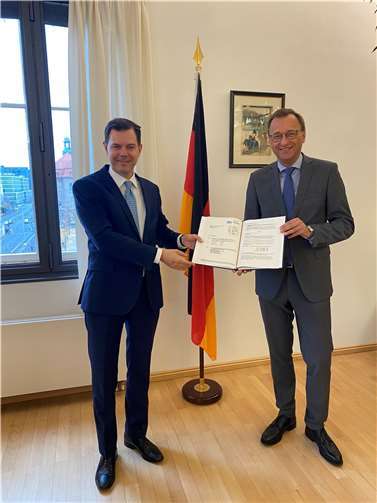 Der Bundestagsabgeordnete Josef Oster nahm im BMVI vom Staatssekretär Dr. Michael Günter den Zuwendungsbescheid in Empfang.Foto: privat