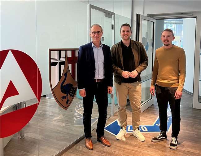 Der Bundestagsabgeordnete Martin Diedenhofen (SPD) besuchte kürzlich das Jobcenter Neuwied. Dort sprach er mit dem Geschäftsführer Theo Krayer (li.) und Mitarbeitenden unter anderem über das neue Bürgergeld. Foto: Gaby Wirtz