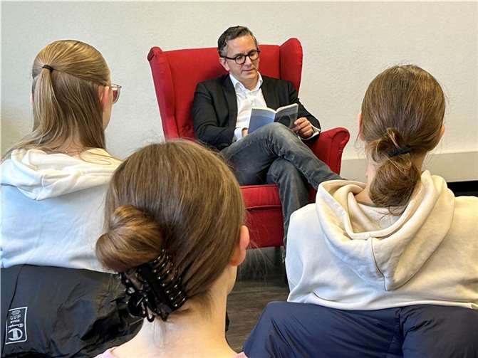 Der Bundestagsabgeordnete Thorsten Rudolph las Schülerinnen der Schönstätter Marienschule im Mehrgenerationenhaus aus zwei Büchern vor.  Quelle: Wahlkreisbüro Thorsten Rudolph / Volker Schmidt