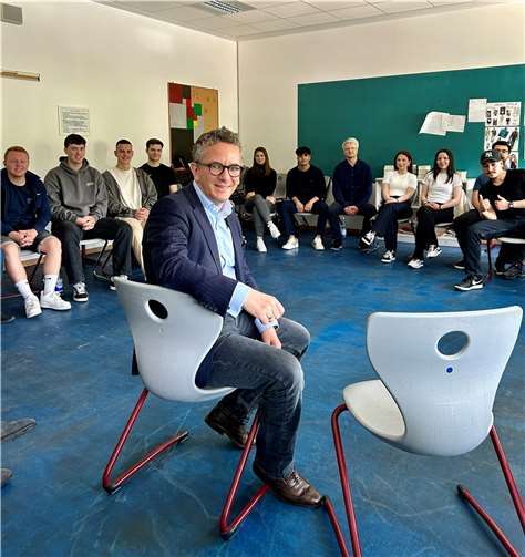 Der Bundestagsabgeordnete Thorsten Rudolph tauschte sich mit Schülerinnen und Schülern der BBS Lahnstein über Politik aus.  Quelle: Wahlkreisbüro Thorsten Rudolph/Volker Schmidt
