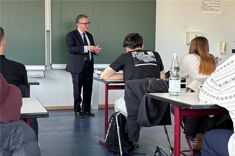 Der Bundestagsabgeordnete Thorsten Rudolph tauschte sich mit Schülerinnen und Schülern der BBS Lahnstein über Politik aus.Foto: Wahlkreisbüro Thorsten Rudolph/Karin Küsel