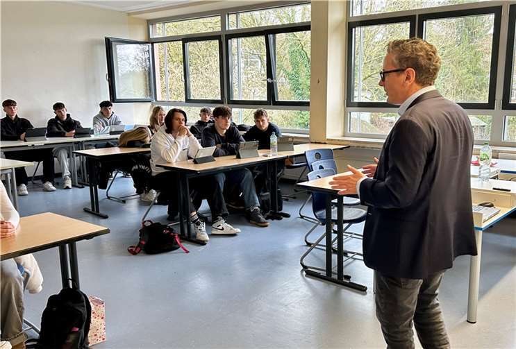 Der Bundestagsabgeordnete Thorsten Rudolph unterhielt sich am Wilhelm-Remy-Gymnasium in Bendorf mit Schülerinnen und -schülern des Sozialkunde-Leistungskurses der Jahrgangsstufe 11 über Politik.  Quelle: Wahlkreisbüro Thorsten Rudolph/Volker Schmidt