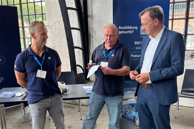Der Bundestagsabgeordnete nutzte die Gelegenheit, um mit den  Unternehmen ins Gespräch zu kommen, wie zum Beispiel hier bei dem Team von ZF.