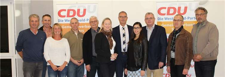 Der Bundestagsabgeordnete und CDU-Kreisvorsitzende Dr. Nick gratulierte dem neuen Vorstand (v.l.) Wolfgang Klaus, Peter Aller, Annette Aller, Olaf Kroll, Klaus Preußer, Beatrix Schneider, Edgar Deichmann, Katrin Evrem, Dr. Andreas Nick, Christian Schneider und Dieter Klöckner.privat