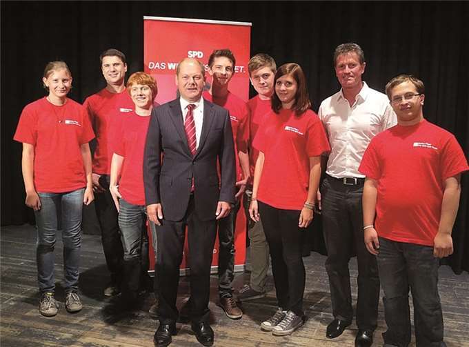 Der Bundestagskandidat Detlev Pilger (2.v.r.) mit dem jungen Team der SPD und dem Ersten Bürgermeister von Hamburg, Olaf Scholz.  Privat