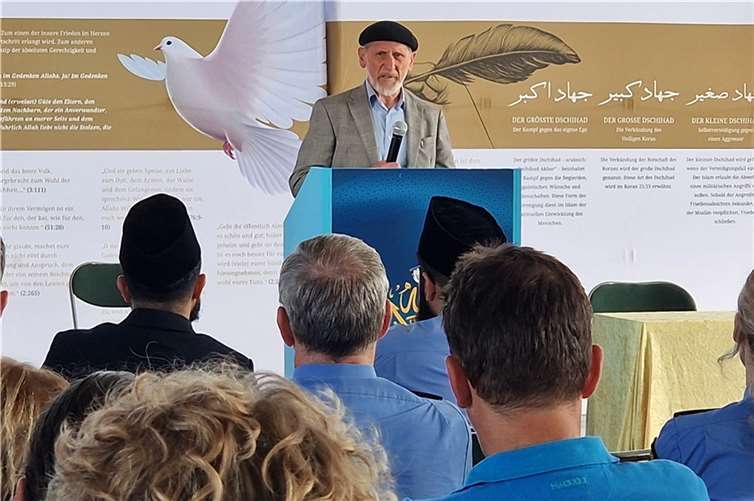 Der Bundesvorsitzende der Ahmadiyya-Gemeinde in Deutschland, Abdullah Uwe Wagishauser, erläutert den Besuchern Ziel und Ablauf der Jahresversammlung im August.