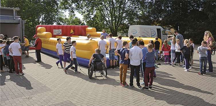 Der Bungee-Run des Landessportbundes kommt bei den Schülern immer gut an.