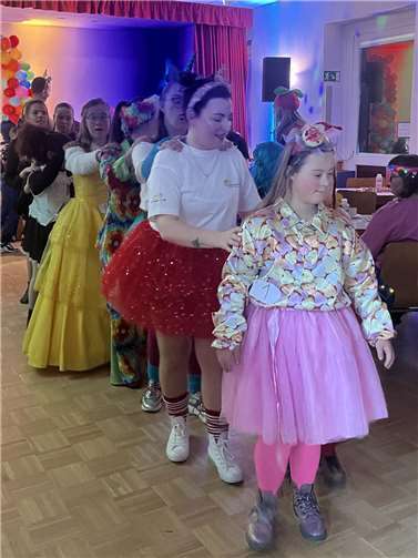 Der Bunte Kreis Rheinland, der seit über 20 Jahren Familien mit schwer kranken Kindern und Kindern mit Beeinträchtigung sowie Geschwisterkinder unterstützt, hatte zu seiner ersten inklusiven Karnevalsfeier eingeladen. Foto: privat