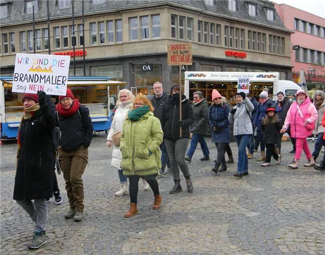 Ein Blick zurück nach vorn! Der „Bunte Zug der Vielfalt“ bahnt sich seinen Weg auf dem Marktplatz Mayen vor dem City Center. Fotos: Karl Heinz Steffens