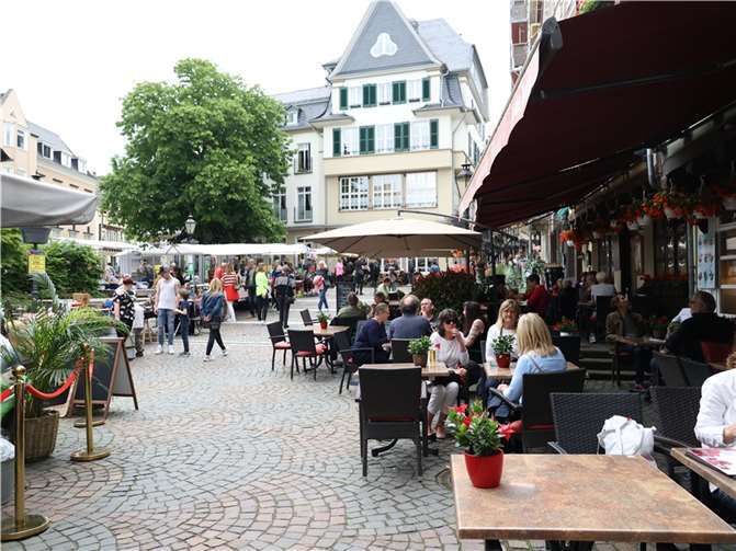 Der Burgplatz füllte sich: Die Menschen genossen den Markttag.