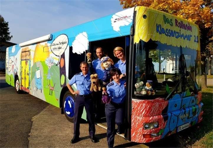 Der Bus der Puppenbühne hatte sich direkt auf dem Vorplatz der Kreuzkirche positioniert.
