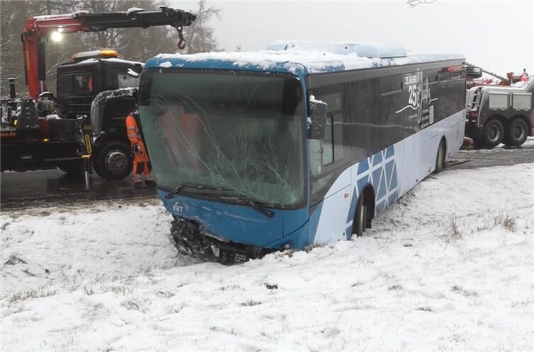 Der Bus kam von der Fahrbahn ab. 