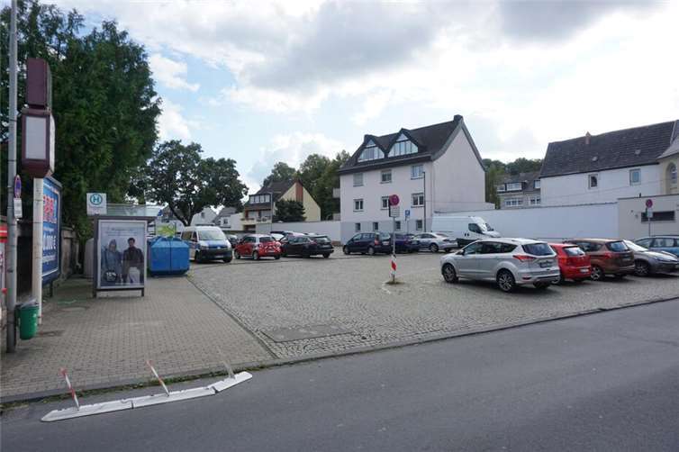 Der Bus soll künftig nicht mehr über den Metternicher Kirmesplatz fahren. Das schafft Platz für eine Umgestaltung. Die Pläne werden während eines Bürgerworkshops vorgestellt. Foto: Stadt Koblenz / Verena Groß