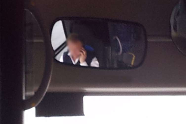 Der Busfahrer telefonierte während der Fahrt über einen längeren Zeitraum.privat