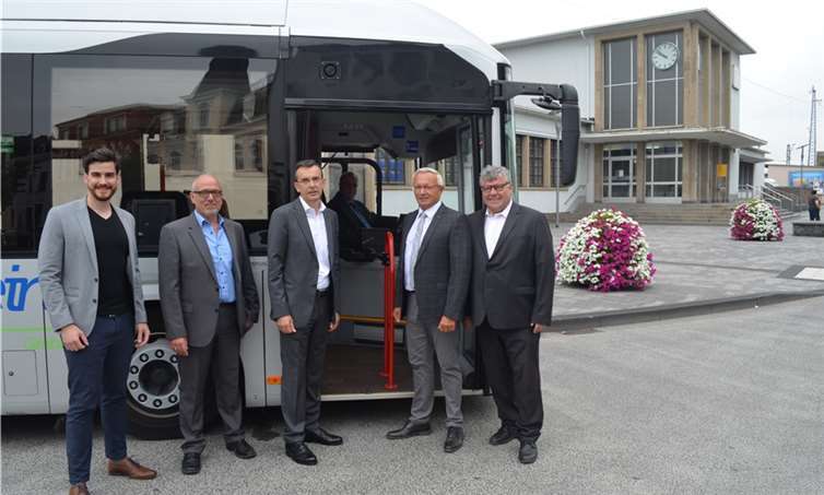 Der Busverkehr in Neuwied erhält sechs weitere Hybridbusse mit Elektro-Diesel-Antrieb. Der Mittelrheinische Verkehrsbetrieb (mvb) schafft die sechs Volvo 8900 Hybrid in Kooperation mit Zickenheiner Koblenz an. Probefahrt mit dem neuen Stadtbus: (v.r.n.l.) 1. Kreisbeigeordneten Michael Mahlert, Landrat Achim Hallerbach, Axel Zickenheiner, Dirk Zickenheiner und Kim Zickenheiner.Kreisverwaltung
