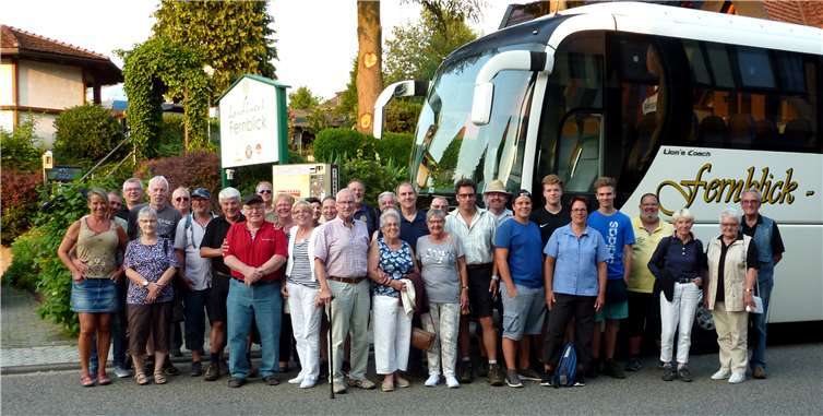 Der Butterpfad bis Hümmerich war Wanderstrecke für einen Teil der Oberbieberer KK-Schützenfamilie bei ihrem jährlichen Ausflug Während ein Teil schon das Etappenziel, das Hotel Fernblick auf seinen kulinarischen Service testete, durchwanderten die jüngeren die herrliche Landschaft rund um Straßenhaus um in Hümmerich dann ebenfalls nach zwei Stunden sich vergnüglich niederzulassen und bei bester Verpflegung einige Stunden zu verbringen, ehe der Bus sie wieder ins Aubachdorf zurück brachte.Hans Hartenfels