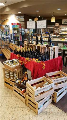 Der CAP-Markt unterstützt die Ahr-Winzer mit dem Verkauf von Flutwein und Weingelee. Foto: privat