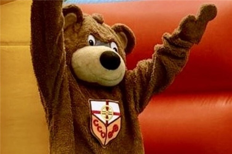 Der CCO- Freddybär animierte die Kinder zu Spiel und Tanz.