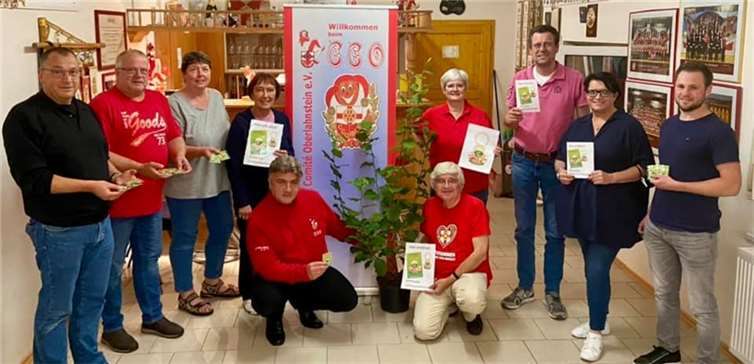 Der CCO bei der Übergabe des neuen Schlüsselanhängers.Foto: CCO