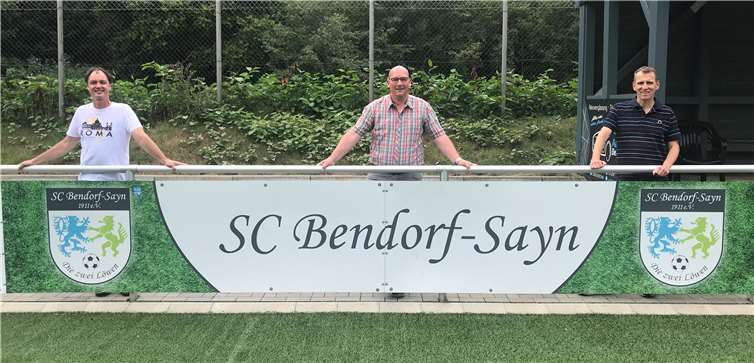 Der CDU-Bürgermeisterkandidat Sascha Schoblocher (Mitte) traf sich mit dem Vorstand des SC Bendorf-Sayn.Foto: privat