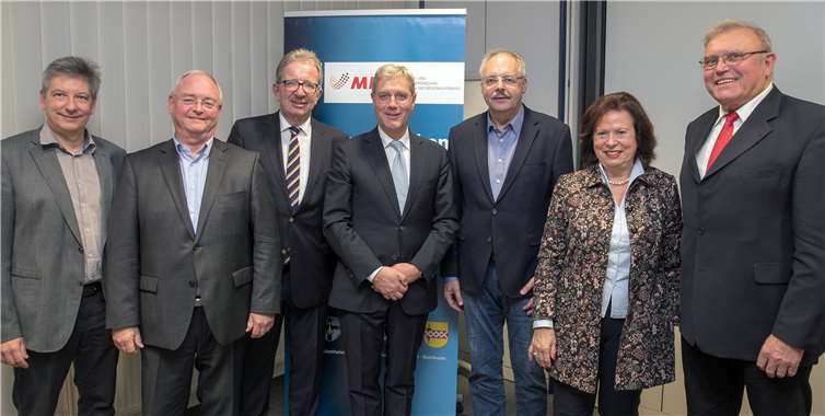 Der CDU-Bundestagsabgeordnete Dr. Norbert Röttgen (Mitte) und die ehemalige Landtagsabgeordnete Ilka von Boeselager (Zweite von rechts) gratulierten dem neuen Vorstand der CDU-Mittelstandsvereinigung im linksrheinischen Teil des Rhein-Sieg-Kreises (von links): Stefan Lütke, Hartmut Beckschäfer, Franz Jäger, Christopher Cooper und Leonhard Müller. JOST