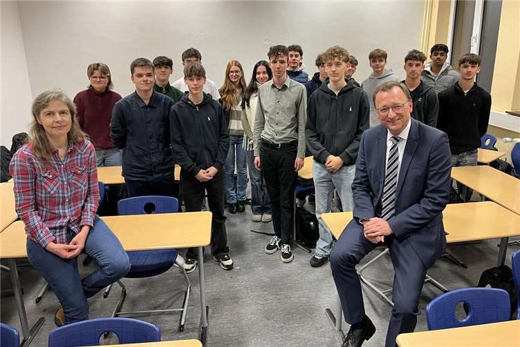 Der CDU-Bundestagsabgeordnete Josef Oster hatte viel Freude an der lebhaften Diskussion mit den Schülerinnen und Schülern des Eichendorff-Gymnasiums in Koblenz.  Foto: Michaela Cetto