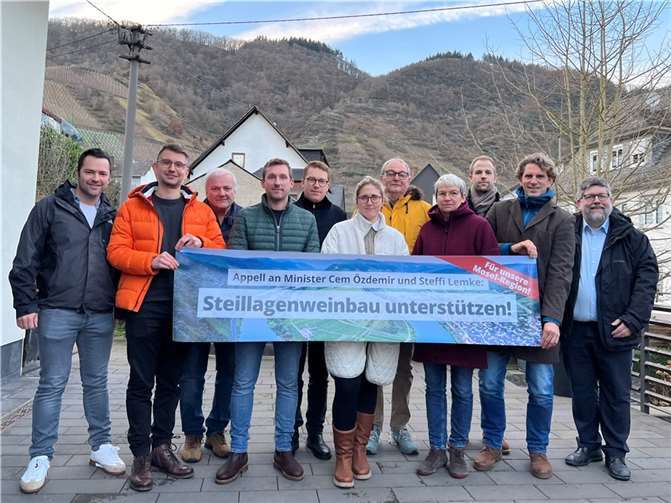 Der CDU-Bundestagsabgeordnete Marlon Bröhr (2. v. r.) und der CDU-Landtagsabgeordnete Jens Münster (2. v. l.) machen sich mit Winzern rund um Angelina (Mitte) und Kilian Franzen (4. v. l.) und den Weinbauverband-Vertretern, Vizepräsidentin Stefanie Vornhecke (4. v. r.) und Geschäftsführer Dr. Maximilian Hendgen (3. v. r.), für den Steillagenweinbau an der Terrassenmosel stark. Auch VG-Bürgermeister Wolfgang Lambertz (rechts) und Ortsbürgermeister Hermann Oster (5. v. r.) waren beim Austausch in Bremm dabei. Foto: Büro MdL Münster