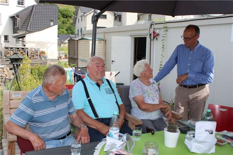 Der CDU-Chef im Gespräch mit den Flut-betroffenen Seniorinnen und Senioren.  Foto: DU