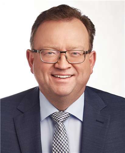 Der CDU-Fraktionsvorsitzende Georg Moesta erläuterte im Rahmen der jüngsten Kreistagssitzung den gemeinsamen Antrag zur Anschaffung von digitalen Endgeräten für die Schülerinnen und Schüler an den kreiseigenen Schulen.Quelle: CDU-Kreistagsfraktion Mayen-Koblenz