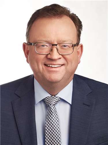 „Der CDU-Fraktionsvorsitzende Georg Moesta erläuterte im Rahmen der jüngsten Kreistagssitzung den gemeinsamen Antrag zur Anschaffung von digitalen Endgeräten für die Schülerinnen und Schüler an den kreiseigenen Schulen.“ Foto: privat