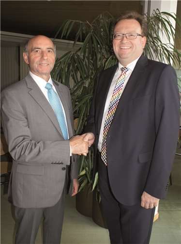 Der CDU-Fraktionsvorsitzende Georg Moesta (r.) gratulierten dem wiedergewählten Kreisbeigeordneten Rudi Zenz.privat