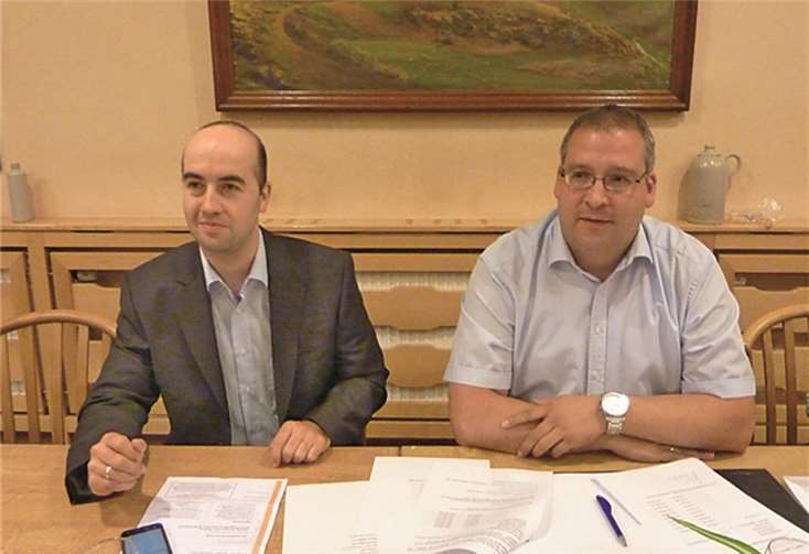 Der CDU-Gemeindeverbandsvorsitzender Tino Hackenbruch (li.) gab das einstimmige Votum für den wiedergewählten Vorsitzenden Stefan Friedsam bekannt. privat