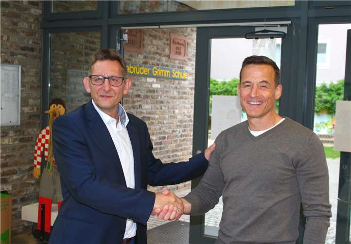 Rheinbreitbach und Unkel entwickeln sich zu SPD-Hochburgen Der CDU-Herausforderer Arne Küenzlen gratulierte dem alten und neun Bürgermeister von Rheinbreitbach Roland Thelen als erster. Fotos: DL