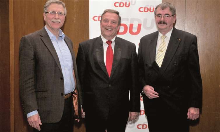 Der CDU Kandidat Gerd Jung umrahmt vom ehemaligen und dem amtierenden Stadtbürgermeister.