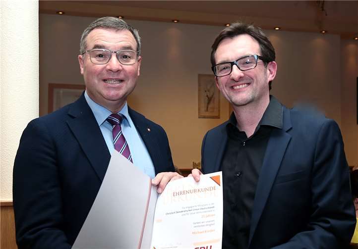 Der CDU-Kreisvorsitzende MdL Horst Gies gratuliert Michael Korden zum 25-jährigen Parteijubiläum.Foto: Dreschers