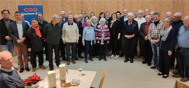 Der CDU-Kreisvorsitzende und Cochem-Zeller Landtagsabgeordnete Jens Münster ehrte gemeinsam mit dem heimischen Bundestagsabgeordneten Marlon Bröhr zahlreiche CDU-Mitglieder für ihre langjährige Mitgliedschaft. Foto: Bettina Salzmann, CDU Cochem-Zell