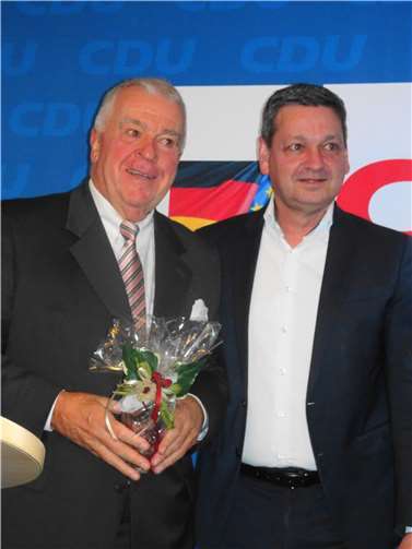 Der CDU-Landesvorsitzende Christian Baldauf ehrt Guido Ernst.