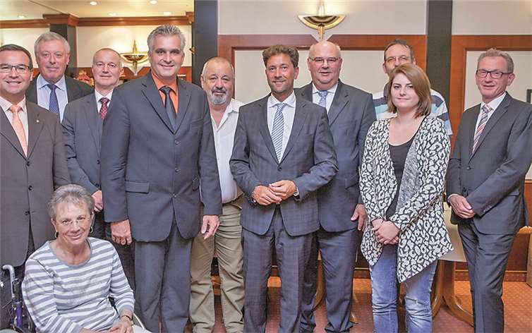 Der CDU-Landtagsabgeordnete Horst Gies (l.) und Bürgermeister Guido Orthen (r.) gratulierten dem größtenteils wiedergewählten Vorstand des CDU Ortsverbandes Bad Neuenahr, Kirchdaun und Gimmigen mit dem Vorsitzenden Detlef Odenkirchen an der Spitze.JOST